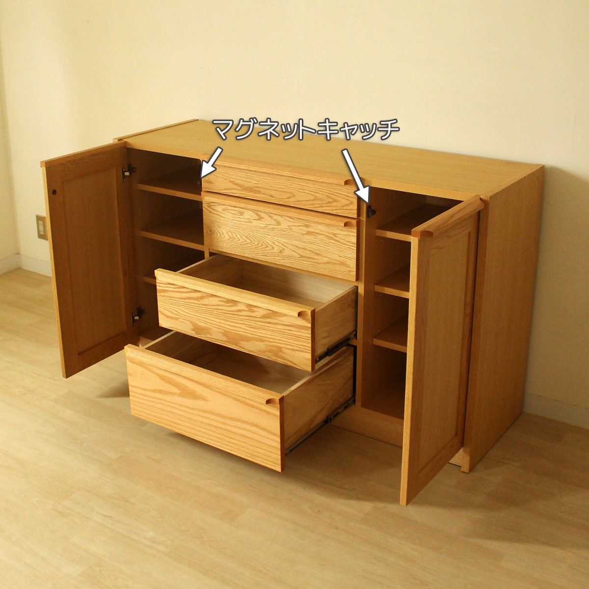 マグネットキャッチ付きの家具