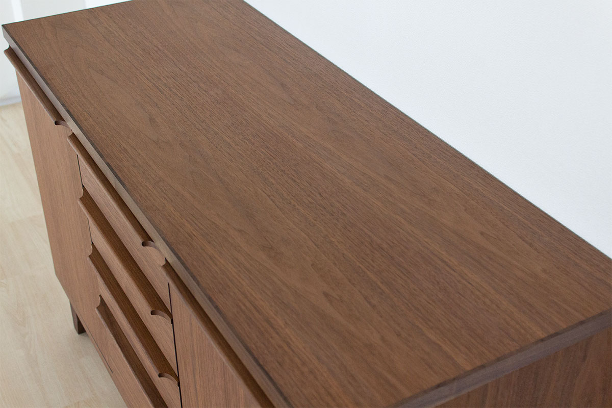 幅119センチサイドボード「OSソリエ」ウォールナット材は、手触りの良い木の質感をそのまま生かす自然塗装を使用しています。