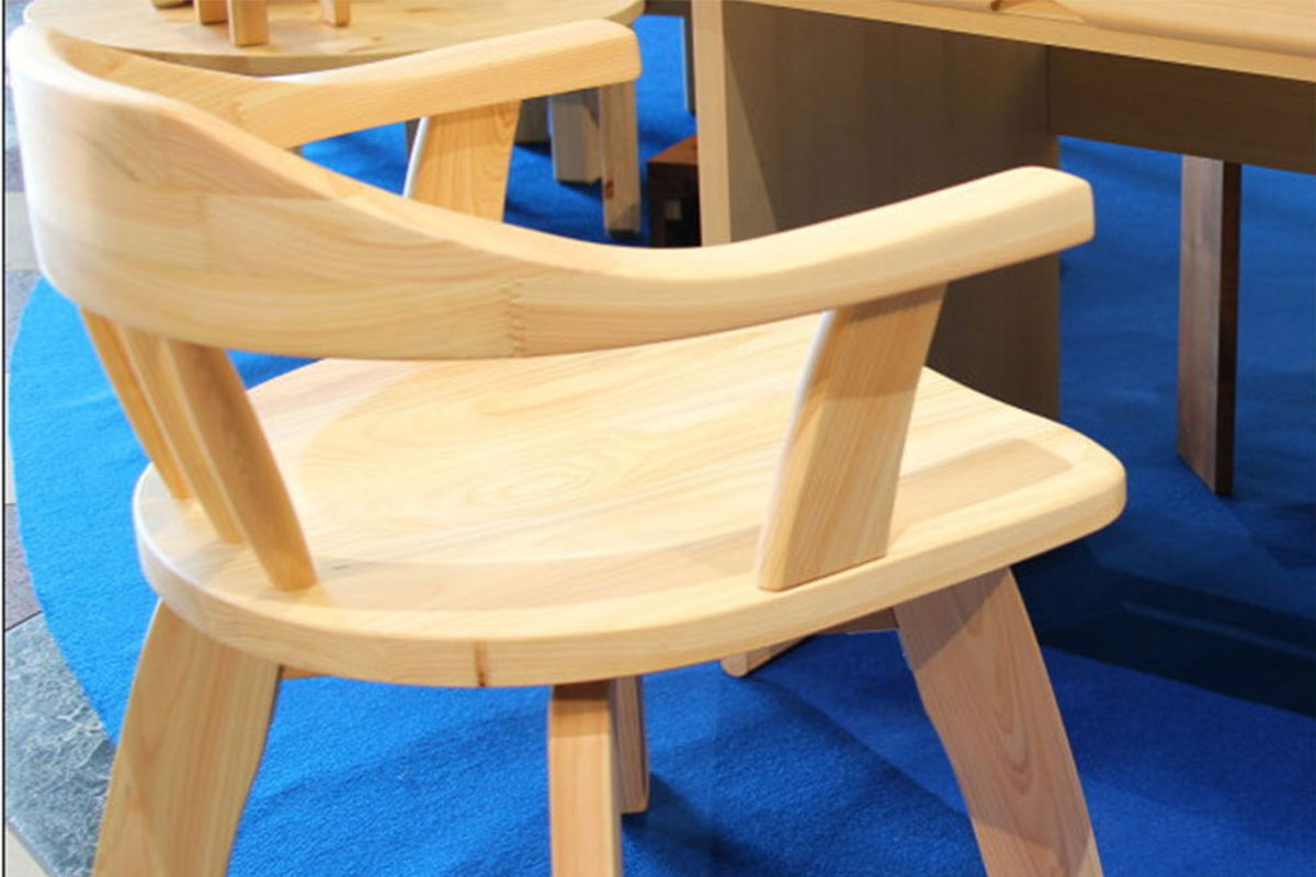 ヒノキダイニングチェアーC-623回転は、無垢材の厚さは4センチありがっしりとした印象の厚みのある椅子です。