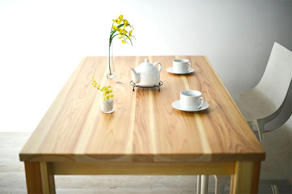 純国産杉のオーダーメイドテーブルです。表面はうずくり仕上げ。