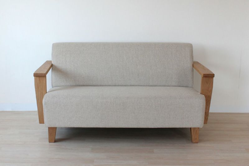 サイズオーダー「ポーチカ肘掛付きソファー二人掛け」幅120・幅130・幅140・幅150は、コンパクトで丸みがあり、天然木の肘掛け付き日本製ソファーに座りたい方にオススメです