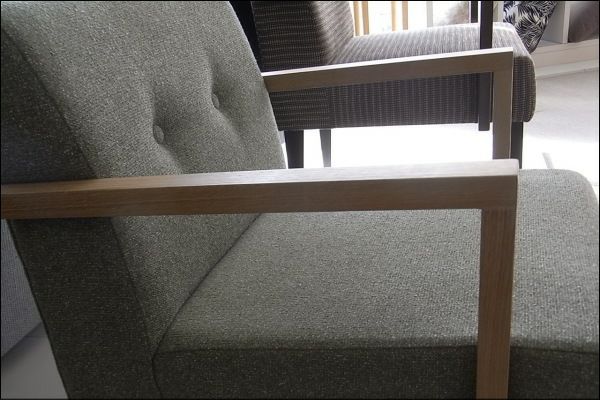 ポッキー1人掛けソファー幅58は、木の質感を感じられる塗装ですので、肌触りのいいオークの質感をそのまま感じられます。