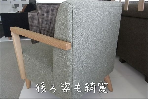 ポッキー1人掛けソファー幅58は、座面の裏側もシートを貼って、丁寧に仕上げています。