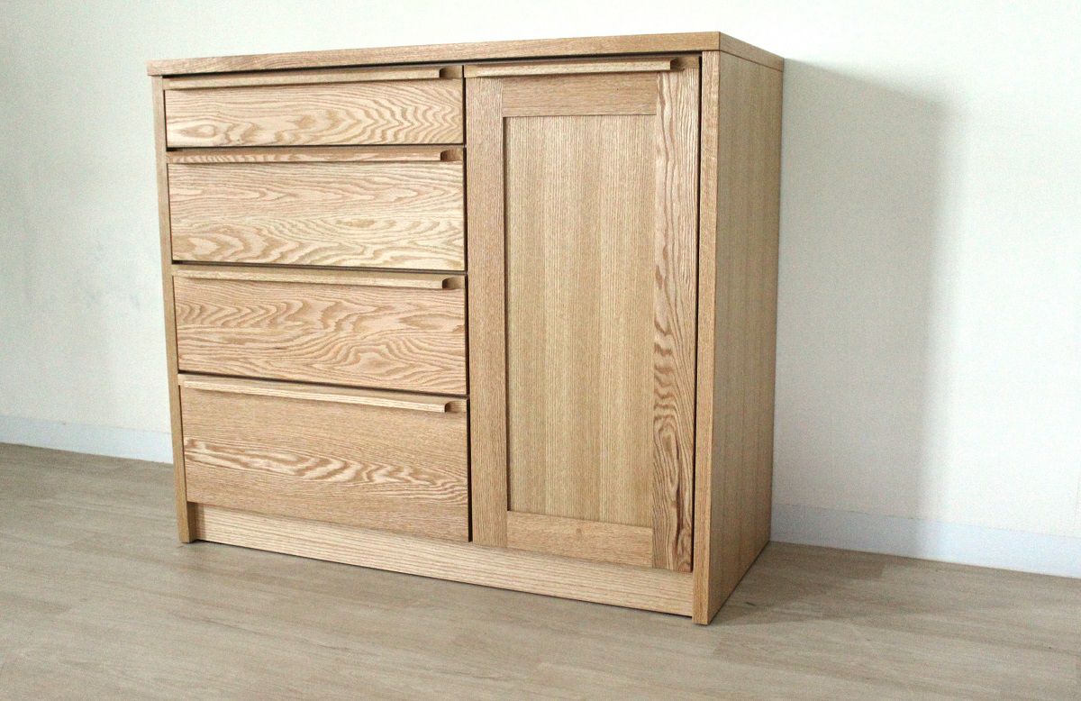 下台の開き戸は左右それぞれ3枚の可動棚が付いています。