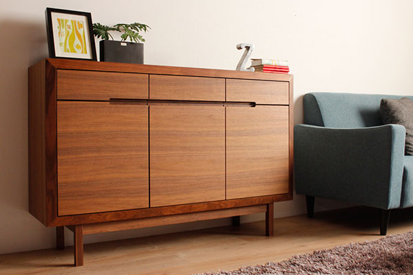 日本製の幅128センチリビングボード「オペラ」は額縁のような縁が特徴のシンプルな収納です。