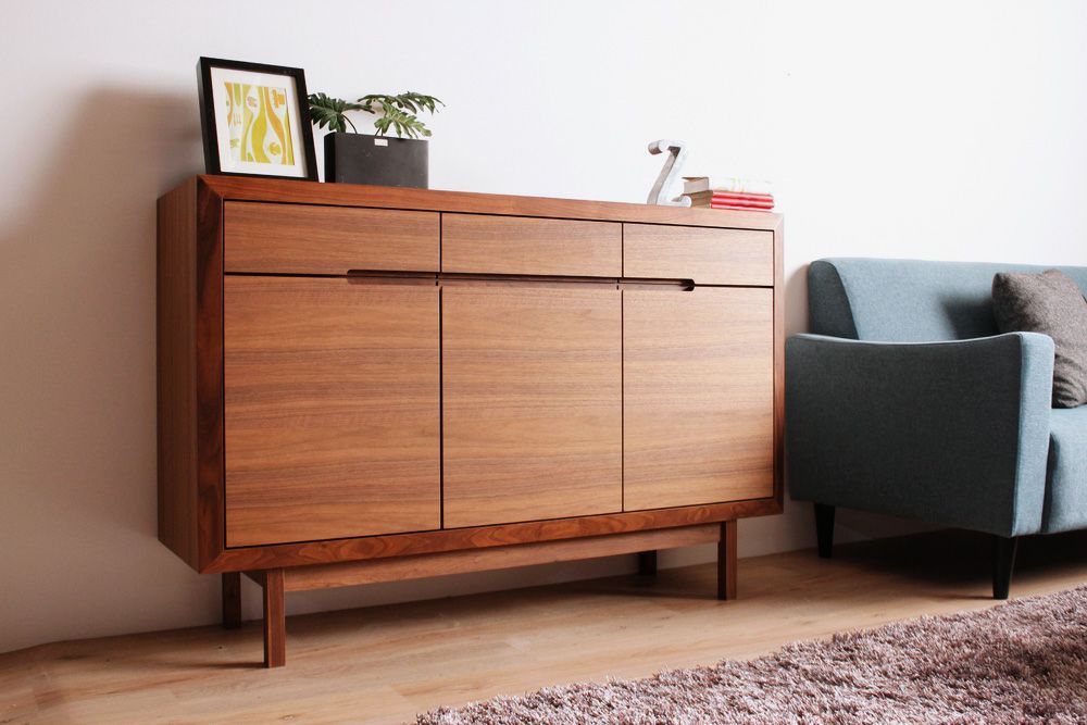 前板には、ウォールナットのツキ板を使用し、扉に横に流れる木目を再現しました。 熟練の職人が計算しながら切り出すのも技術を要する作業です。