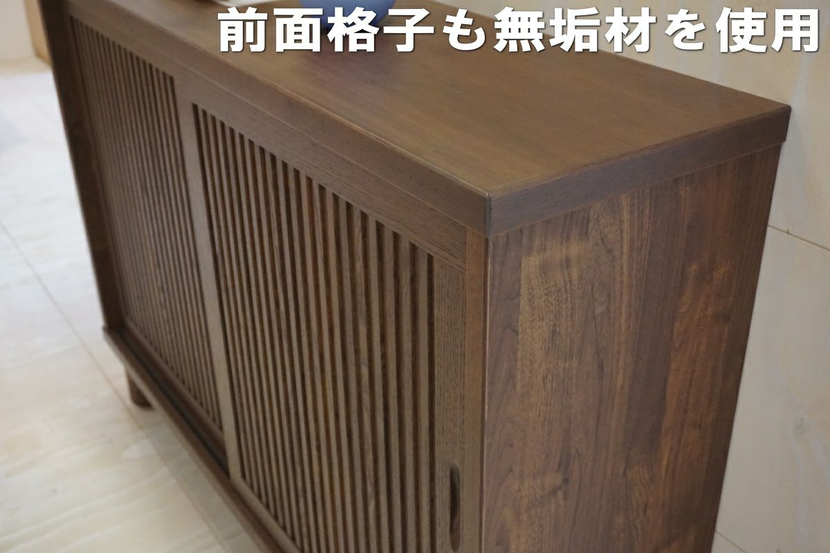 前面の格子は無垢材を使用しております。