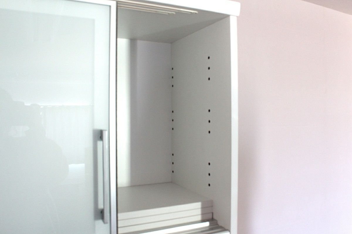 棚板は、棚ダボでお好きな位置に固定できます。