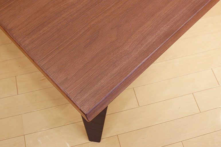 天板は人気のウォールナット材を使用