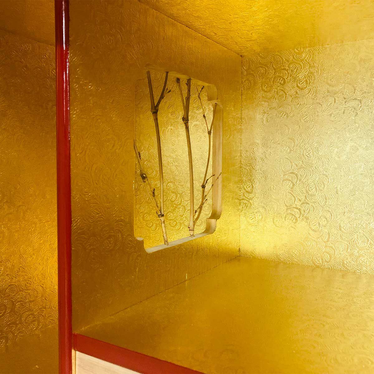 開戸開けると目映い黄金空間で、金の茶室を思い起こすそんな作りとなっています。