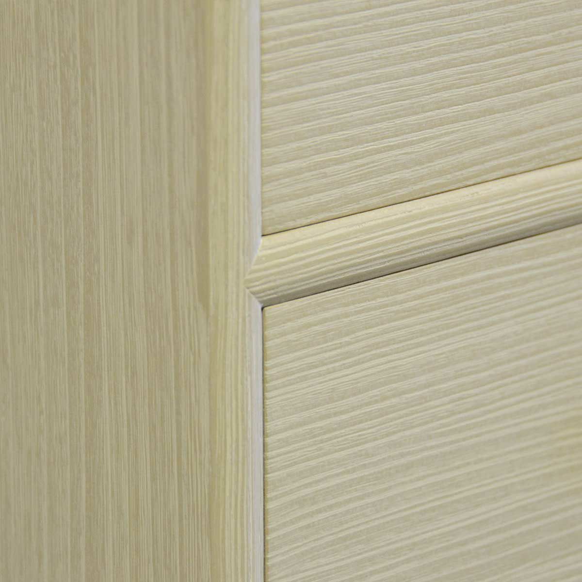 表面特殊加工は独自に開発し、防汚性や耐久性が非常に高く、桐たんすを手垢・カビなどの汚れから護り、優雅さを長期に渡って維持する画期的な表面加工です。とても取り扱いが簡単なので、桐たんす初心者の方でも気兼ねなくお使いいただけます。