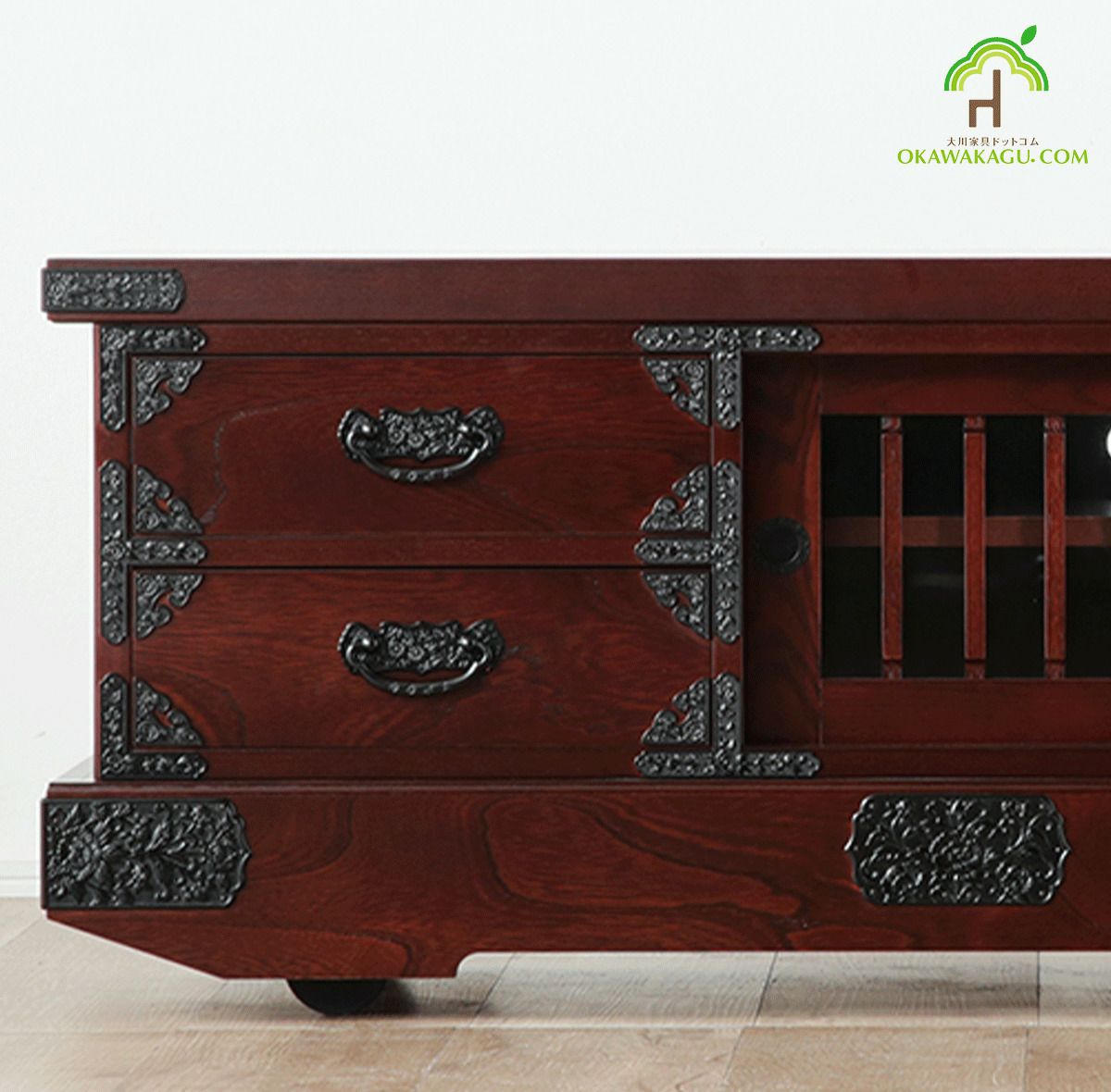 吉野民芸　幅120センチ　戸車たんすテレビ台は、民芸家具独特の金具を飾り金具使用しております。